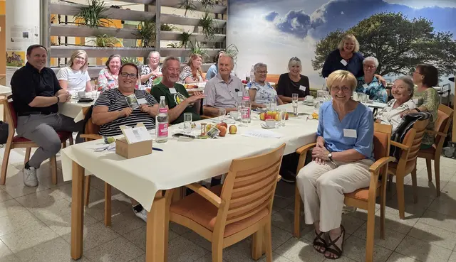 Erika Gößnitzer (rechts vorne) und Kaufmännischer Dir. Gregor Kopa (links) mit Teilnehmerinnen und Teilnehmern beim gut besuchten Trauercafé im September 2026. | Foto:  PBZ Tulln