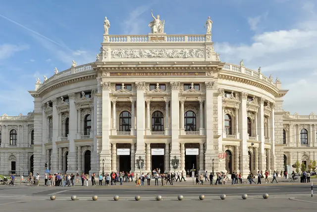 Für Burgdirektor Beutler sei die Zugänglichkeit der Kultur dadurch gefährdet. Da es noch keine konkreten Pläne gibt, könne man die vorgeschlagenen Maßnahmen noch nicht abschließend beurteilen, heißt es im Statement gegenüber MeinBezirk. | Foto: Georg Soulek/Burgtheater