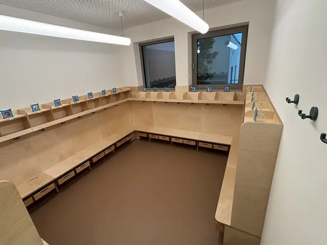 Mehrere Garderoben bieten ausreichend Platz für Schuhe und Jacken. | Foto: Helmut Riedl/MeinBezirk