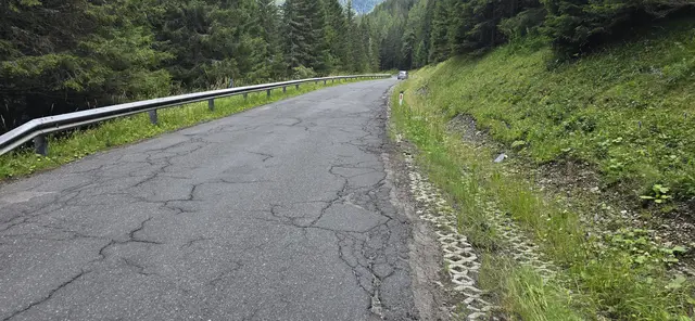 Tiefe Risse und Asphaltaufbrüche an der Straße. | Foto: Land Kärnten/Abt. 9