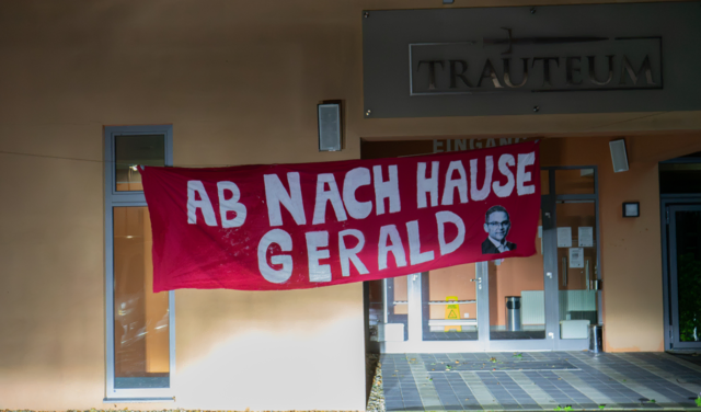 Mit diesem Transparent protestierte die Sozialistische Jugend gegen den Besuch von Gerald Grosz im Trauteum.