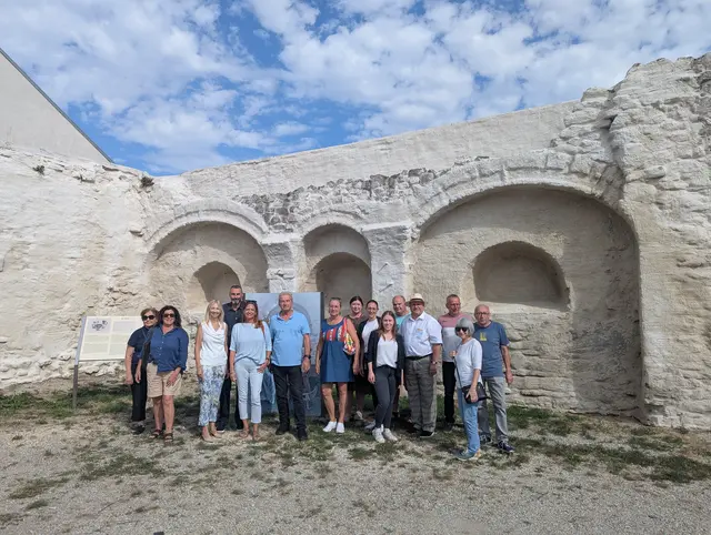 Die Teilnehmer der Exkursion: Beata Havranova und Begleitung, Bürgermeisterin Monika Obereigner-Sivec, Christian Schloffer, Leitung Tourismusbüro Margit Neubauer, Obmann Tourismusverband Carnuntum-Marchfeld Franz Jöchlinger, Maria Michna, Anita Gesperger, Doris Unger, Melanie Unger, Herbert Weninger, Kulturvermittler Gerald Bichinger, Robert Skocek und Gattin, und Erwin Schübl (vlnr.) | Foto: Tourismusbüro Carnuntum-Marchfeld