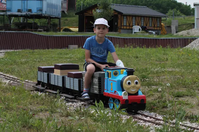 Einmal im Monat darf auf der Gartenbahn ausgefahren werden. | Foto: Karl Brandstötter