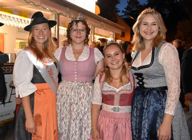 Marillenkönigin Viktoria Schreiber, NÖ Vizeweinkönigin Laura Neustifter, Veltlinerland Weinkönigin Nina Schmölz und ihre Stellvertreterin Anja Wiedermann 