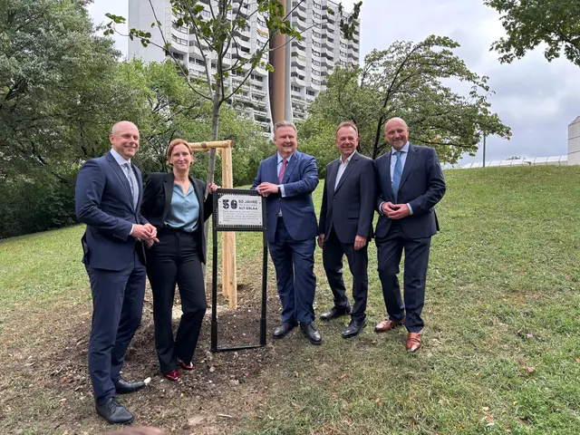 Roland Böhm (AEAG-Vorstandsmitglied), Elke Hanel-Torsch, Michael Ludwig, Gerald Bischof und Paul Steurer (AEAG-Vorstand) beim neugepflanzten Baum im Harry-Glück-Park (v.l.n.r.). | Foto: Marlene Graupner/MeinBezirk