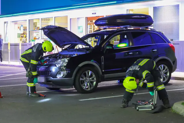 Nachdem es zu einer chemischen Reaktion in einer Autobatterie gekommen war, kam es zum Pkw-Brand auf einer Raststation in Sattledt. | Foto: laumat.at