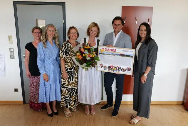 Romana Nußbaumer, Katrin Heinl, Amtsleiterin Astrid Trettenhahn, Margit Heidenreich, Bgm. Bernhard Heinl, Michaela Praßl | Foto: Marktgemeinde Michelhausen