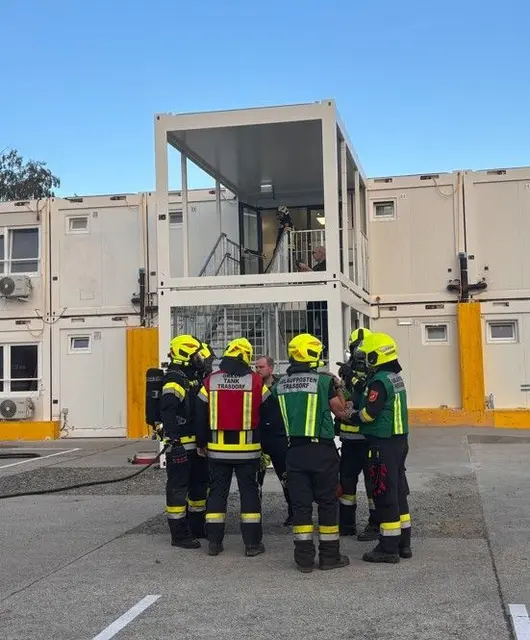 Die Containerschule mitsamt Einsatzkräften. | Foto: Marktgemeinde Atzenbrugg