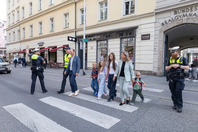 Bürgemeister Johannes Anzengruber, Stadträtin Mariella Lutz, Vertreter der MÜG mit Schülerinnen und Schüler beim überqueren des Zebrastreifens.
 | Foto: Stadt Innsbruck/F. Bär	   