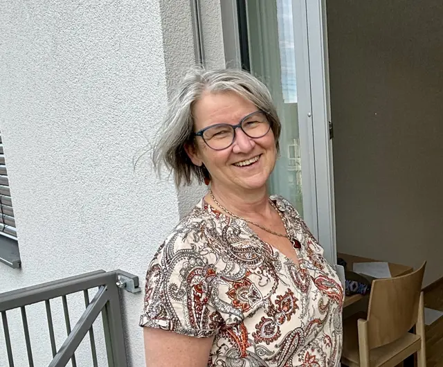 Eine Frau lächelt in die Kamera.