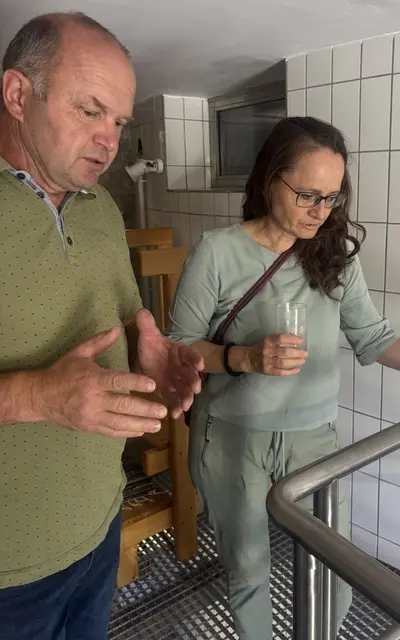 Martina Berthold hat Anfang Juli 2026 den Obmann des Wasserverbands Mariapfarr-St. Andrä-Tamsweg/Zinsbrücke, Rupert Bogensperger, der selbst ein Brunnenbauer ist, besucht. | Foto: Grüner Landtagsklub
