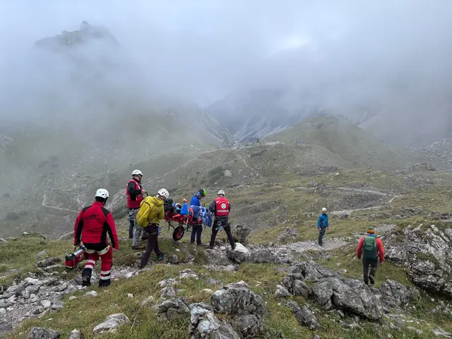 Die Bergrettung Schwaz brachte den Verletzten mit einer Trage in Richtung Tal. | Foto: Zoom Tirol