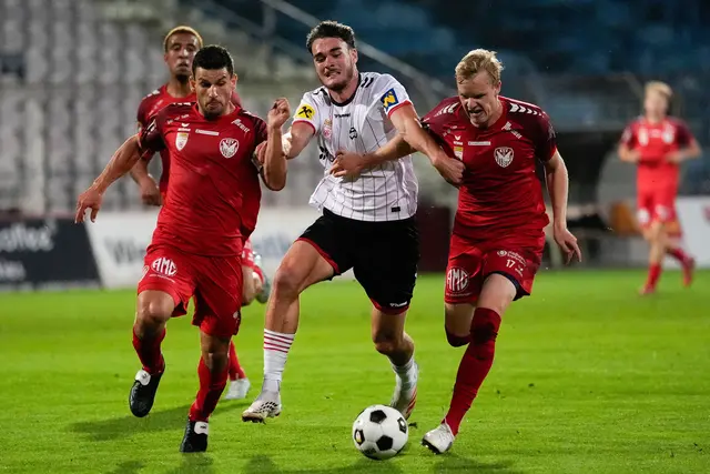 Meletios Miskovic und Philip Weissenbacher nehmen Admira-Spieler Justin Forst "in die Zange". | Foto: GEPA pictures/Kevin Kada