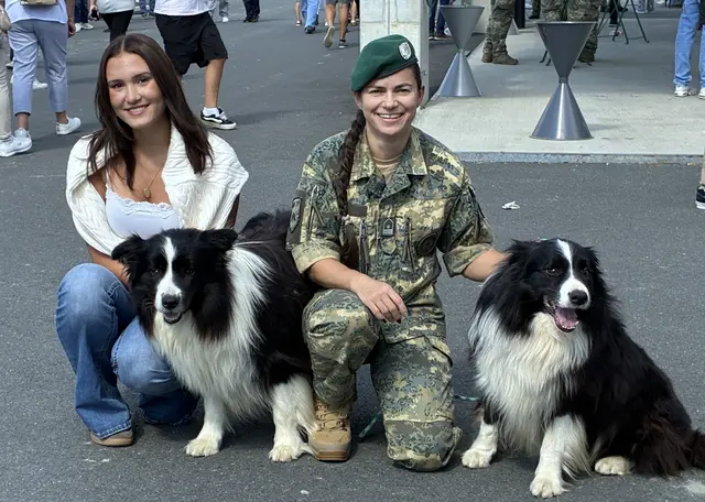 Katharina und  Jennifer mit den beiden Rettungshunden Rix und Ruster. | Foto: Anna Maria Kaufmann