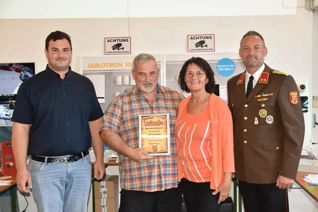 Urkunde zum 30-jährigen Firmenjubiläum: Markus, Siegfried und Petra Klein mit OBI Mario Klein (Kommandantstellvertreter der FF Günseck) | Foto: MeinBezirk/Michael Strini