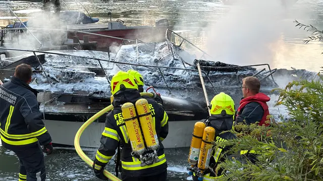 Ein Motorboot geriet am Freitagabend bei der Bootstankstelle im Hafen von Ardagger in Brand. Alle betroffenen Personen konnten sich rechtzeitig in Sicherheit bringen.
 | Foto: DOKU NÖ