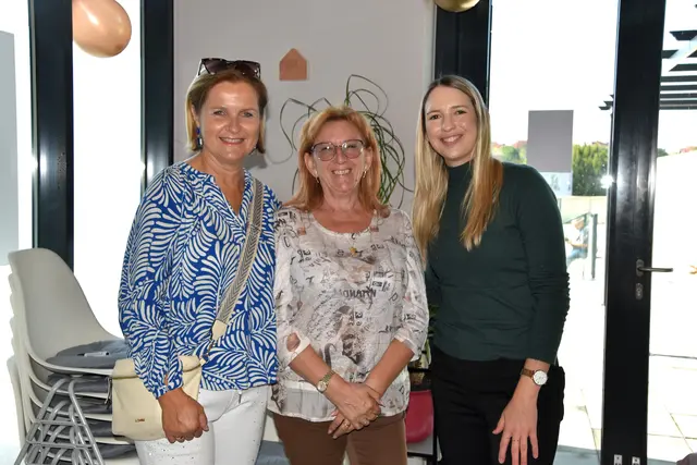 Volkshochschule Büroleiterin Martina Buchinger, künftige „Mittelpunkt Mistelbach“-Wirtin Isolde Gartner und Kulturstadträtin Claudia Pfeffer wünschen viel Erfolg