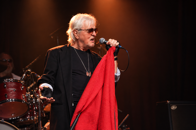 Seit 60 Jahren auf der Bühne: Reinhold Bilgeri rockte im Rahmen seiner Jubiläumstour die volle Stadtbühne Imst. 