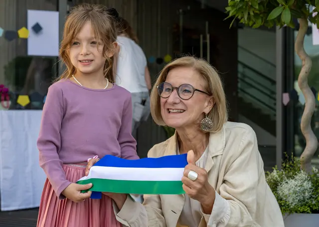 Landeshauptfrau Johanna Mikl-Leitner mit einem Kindergartenkind nach dem Durchschneiden des Bandes bei der Kindergarteneröffnung. | Foto: NLK Filzwieser