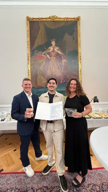 Rafael mit seiner Vorgesetzten während seines Zivildienstes, Gertrude Zausnig und dem Bereichsleiter Lukas Szigeti. | Foto: Rafael Genave