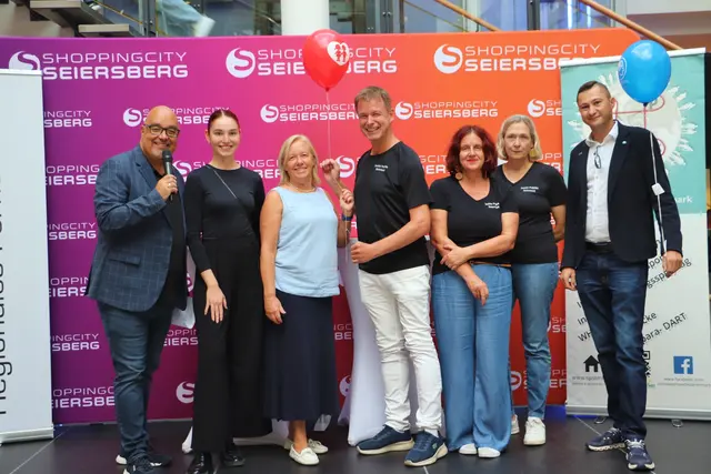 Moderator Wolfgang Sorger (li), Laura Pal/SCS, NAbg. Verena Nussbaum, Herbert Reiter und sein Team von Soziale Projekte Steiermark sowie LAbg. Robert Mörth.  | Foto: Edith Ertl