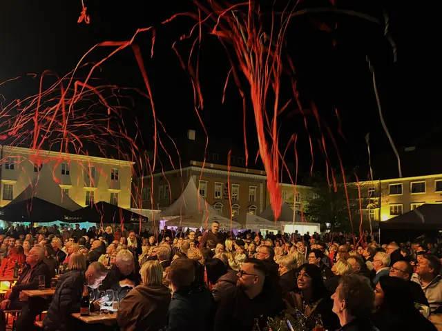 Konfetti, Musik und ausgelassene Stimmung: Der Hauptplatz wurde zur großen Partybühne.