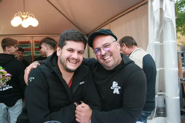 Auch wer beim Stadtfest arbeitet, kommt nicht zu kurz: In den Pausen wurde das bunte Treiben gemeinsam genossen.