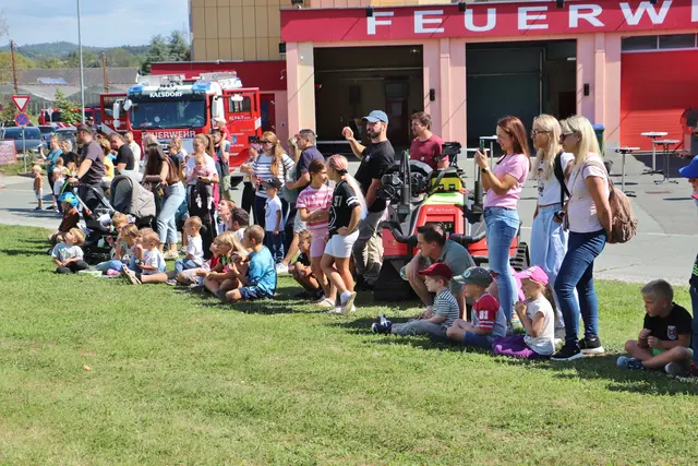 Groß war das Interesse der Besucher bei den Vorführungen zu Fettbrand, Menschenrettung, Scheunen- und Fahrzeugbrand. Dazwischen ermöglichte die Feuerwehr einen Rundblick über Kalsdorf. Mit der Drehleiter ging es hoch hinaus. | Foto: Edith Ertl
