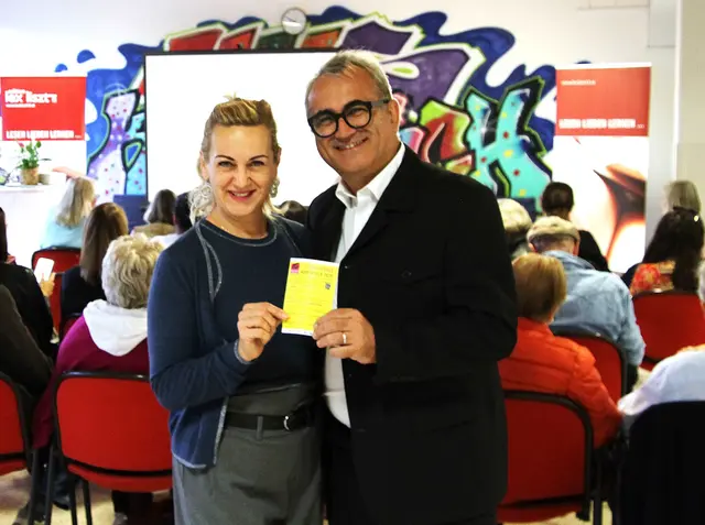 Schulleiterin Irene Seier und Bürgermeister Norbert Sulyok begrüßten die zahlreichen Literaturgäste in der Mittelschule. | Foto: Peter Seper