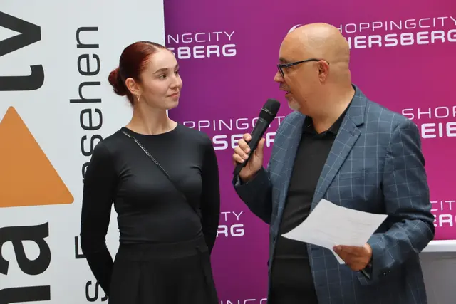 Zum wiederholten Mal gab die ShoppingCity Seiersberg dem Inklusionstag eine Bühne. "Es ist uns ein Anliegen und ein wichtiges Thema", sagte Laura Pal vom SCS-Eventmanagement zu Moderator Wolfgang Sorger.  | Foto: Edith Ertl