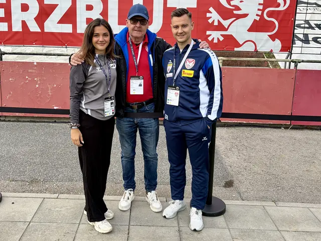 MeinBezirk-Sportreporter Wolfgang Gaube (Mitte) mit der Admira-Medienbeauftragten Alina Loshaj und KSV-Teammanager Daniel Racic | Foto: Gaube