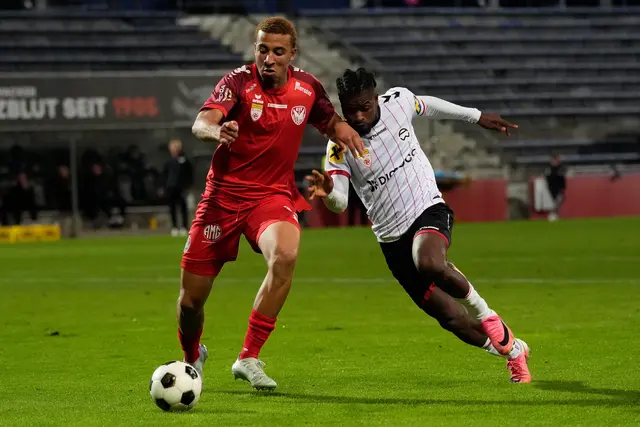 Emmanuel Ojukwo – hier gegen Benjamin Nyarko – stand wieder in der Startelf der Kapfenberger. | Foto: GEPA pictures/Kevin Kada