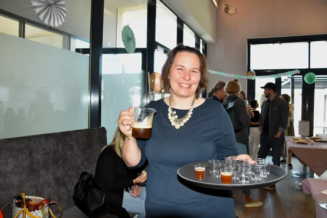 Manon Anzböck serviert ihre besonderen Kaffeekostproben