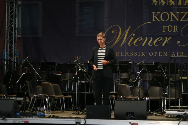 Moderatorin Katharina Oszthovics führte durch den musikalischen Auftakt des Bunten Stadtfestes.
