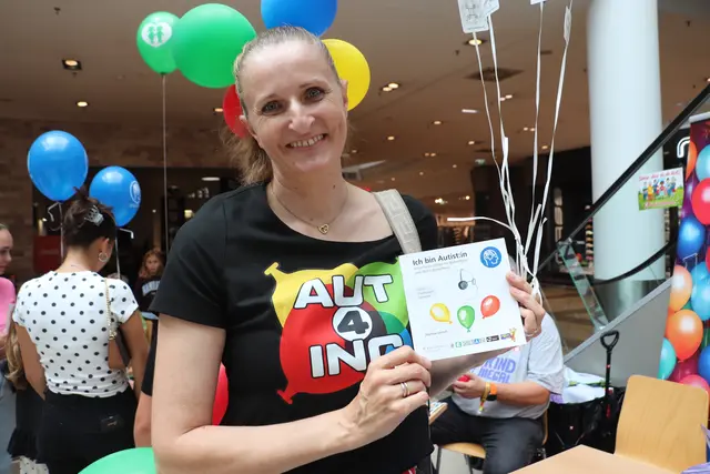 Daniela Janisch macht auf die besonderen Bedürfnisse von Menschen mit Autismus aufmerksam. Die Obfrau von AUT4INC ist Vorkämpferin für die Sichtbarmachung und Anerkennung einer Behinderung, die nicht auf den ersten Blick erkennbar ist. In einer Borschüre informiert sie über die Bedürfnisse von Autisten. | Foto: Edith Ertl