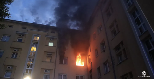 Flammen schlugen aus einem Fenster, dichter Rauch zog über den Innenhof des Mehrparteienhauses. | Foto: Berufsfeuerwehr Linz
