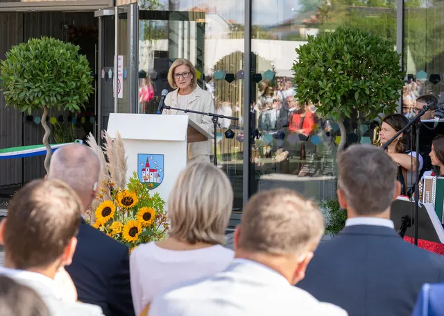 Zwölf neue Kinderbetreuungsgruppen, rund 13 Millionen Euro Gesamtinvestition und weitere Bildungseinrichtungen geplant: Landeshauptfrau Johanna Mikl-Leitner bei ihrer Festansprache in Leobersdorf. | Foto: NLK Filzwieser