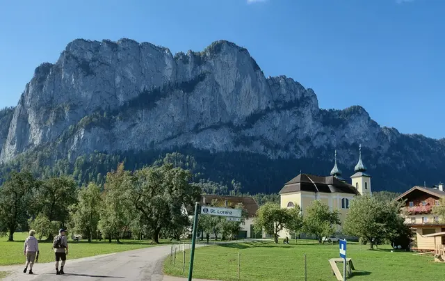 Kirche  in St. Lorenz im Hintergrund die Drachenwand  | Foto: H.Bachinger