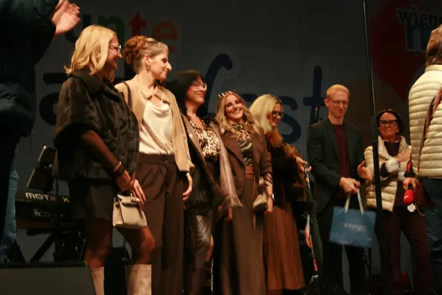 Glückliche Gesichter bei der Krönung: Tanja und Melanie holten sich gemeinsam den Titel „Fashion Queen“.