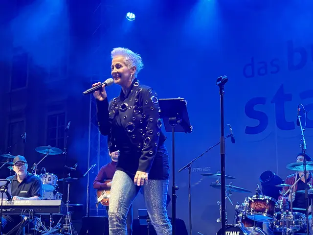 Artett mit Sängerin Kathrin Schuh brachte mit ihren Coversongs und eigenen Liedern musikalische Vielfalt auf den Hauptplatz.