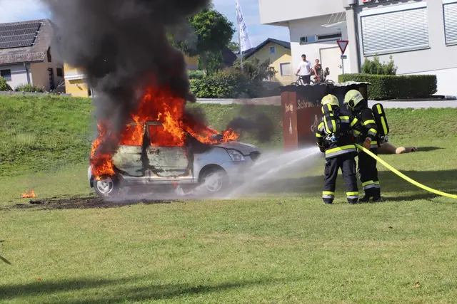 Unter der Einsatzleitung von Martin Kolroser demonstrierte die FF Kalsdorf einen Fahrzeugbrand.  | Foto: Edith Ertl