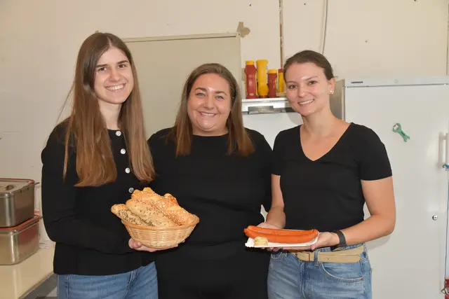 Christina, Magdalena und Julia sorgten für Gebäck und Würstel sowie erfrischende Getränke. | Foto: MeinBezirk/Michael Strini
