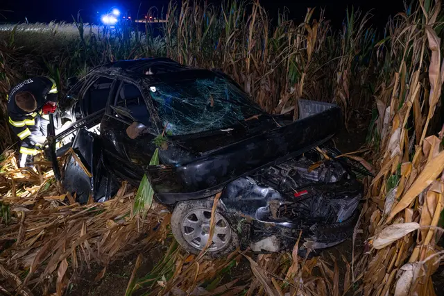 Die drei verletzten Insassen konnten das Fahrzeug selbstständig verlassen. | Foto: Team Fotokerschi