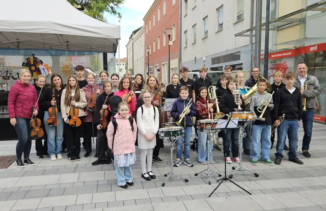 Der Freitag gehörte der Musikschule auf der "Stage4Kids" in der Wiener Straße: Musikschul-Direktorin Cordula Schröck mit Schüler:innen und Lehrer:innen der J.M. Hauer Musikschule. | Foto: Löchinger