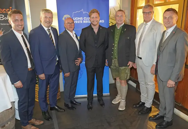 Die Lions Veste Riegersburg unter Präsident Matthias Stössl (Mitte) feierte in der Hofbergstub´n. Bürgermeister Manfred Reisenhofer (r.) war Ehrengast. | Foto: MeinBezirk