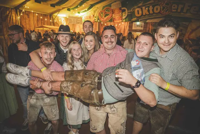 Nach dem gelungenen Eröffnungsauftakt beim Wiesenfest herrschte auch am Freitag beste Stimmung auf der Brandlwiese. | Foto: Klaus Pressberger