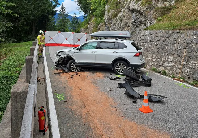 Bei einem Frontalzusammenstoß auf der Kössener Straße wurden am Freitagnachmittag vier Personen leicht verletzt. | Foto: Zoom Tirol