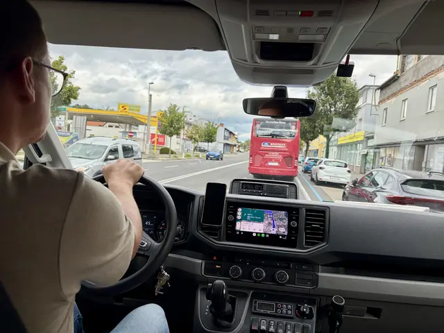 Im "Sog" des KSV-Mannschaftsbusses ging es für die Falken-Fans zum Admira-Spiel in die Südstadt. | Foto: Gaube