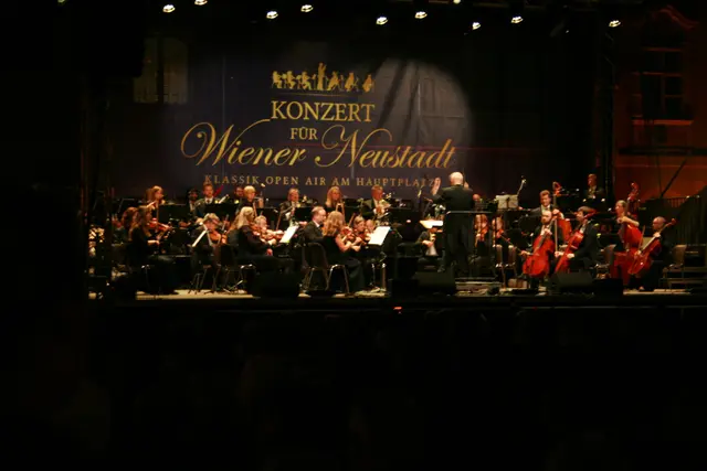 Klassik unter freiem Himmel: Das Open-Air-Konzert verwandelte den Wiener Neustädter Hauptplatz in eine stimmungsvolle Konzertkulisse.
