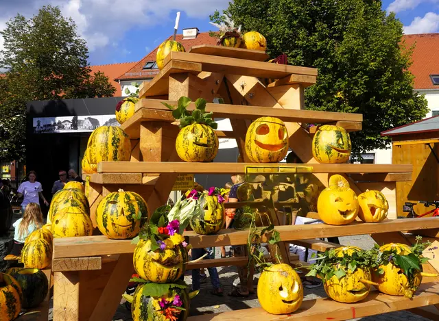 Am Festtag am 19. September wird sich auch die "Kürbispyramide" am Hauptplatz rasch mit fantasievoll geschnitzten Kürbisgesichtern füllen. | Foto: Waltraud Wachmann